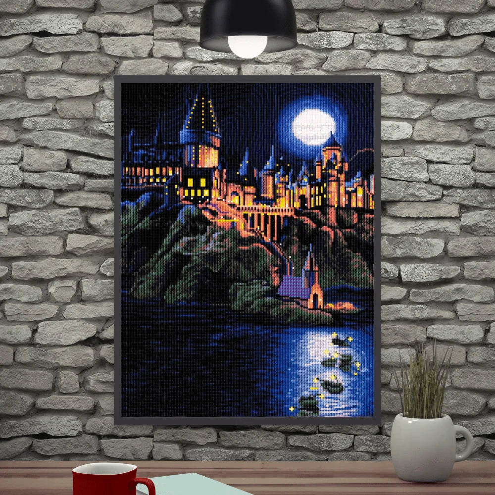 Harry Potter Bootsfahrt über den Schwarzen See Diamond Painting fertig gerahmt als Wanddekoration an Steinwand