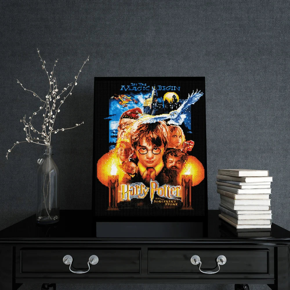 Harry Potter Der Stein der Weisen Diamond Painting fertig gerahmt als Wanddekoration auf schwarzer Kommode
