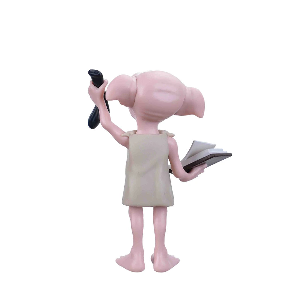 Dobby-Figur von hinten mit einem Buch in der linken Hand und einem schwarzen Gegenstand in der rechten Hand