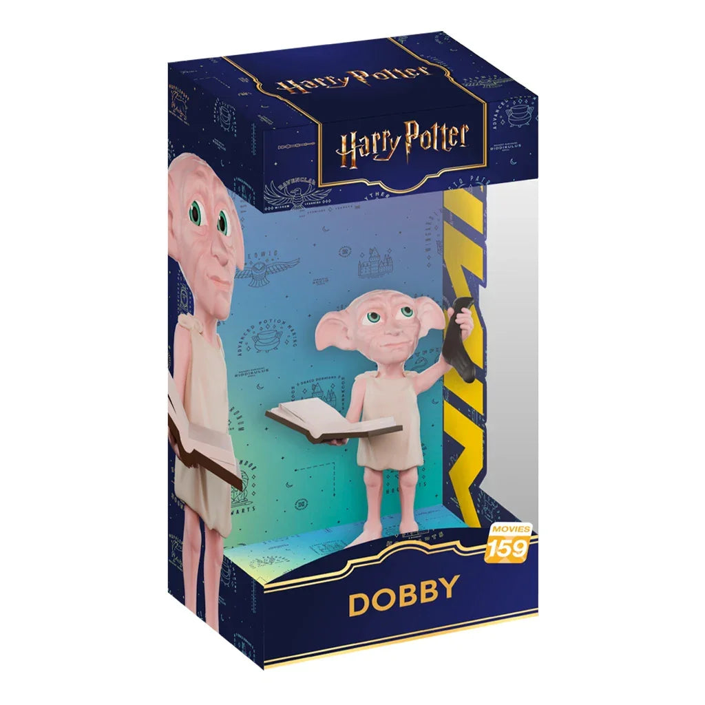 Dobby Figur in einer Harry Potter Verpackung, Dobby hält ein Buch und eine Socke