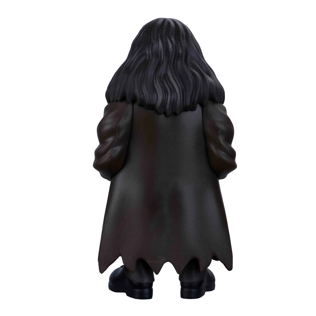 Rückansicht einer Hagrid-Figur mit langen schwarzen Haaren und einem braunen Mantel