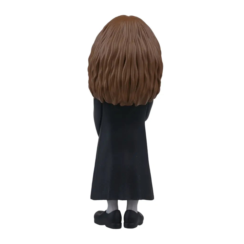 Rückansicht einer Figur mit braunem Haar und schwarzem Umhang