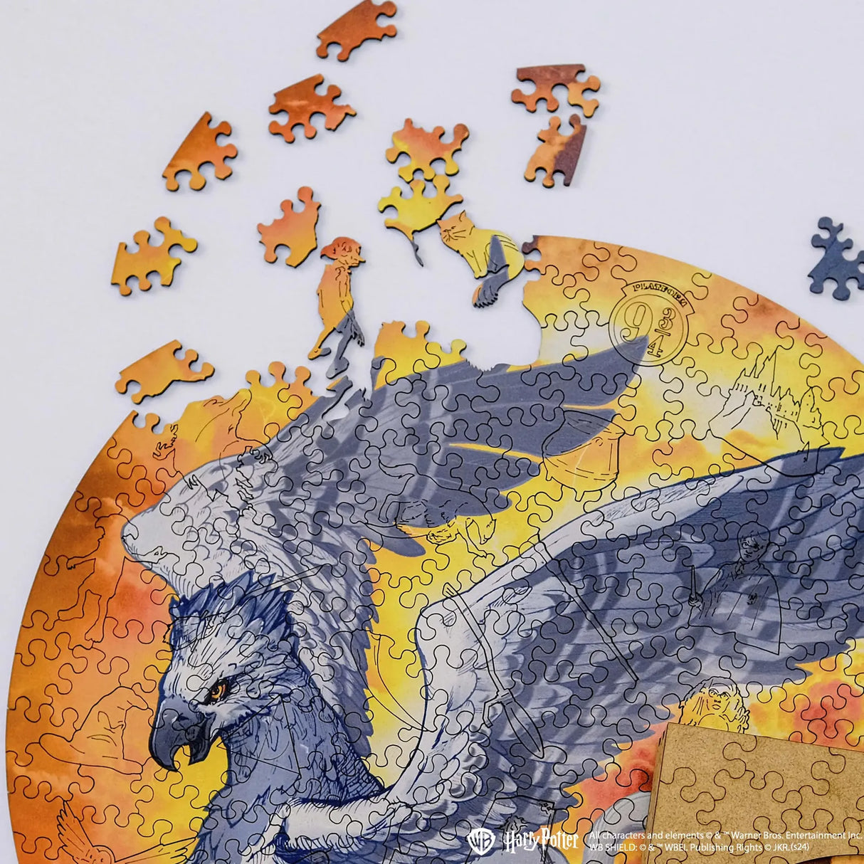 Unvollendetes Harry Potter Puzzle mit einem Hippogreif und verstreuten Teilen