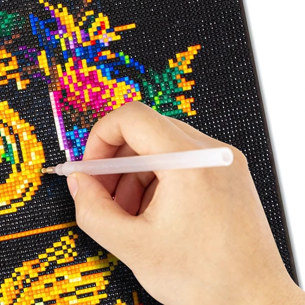 Harry Potter Hogwarts Wappen Diamond Painting Nahaufnahme mit Diamant-Malstift beim Setzen der glitzernden Steinchen