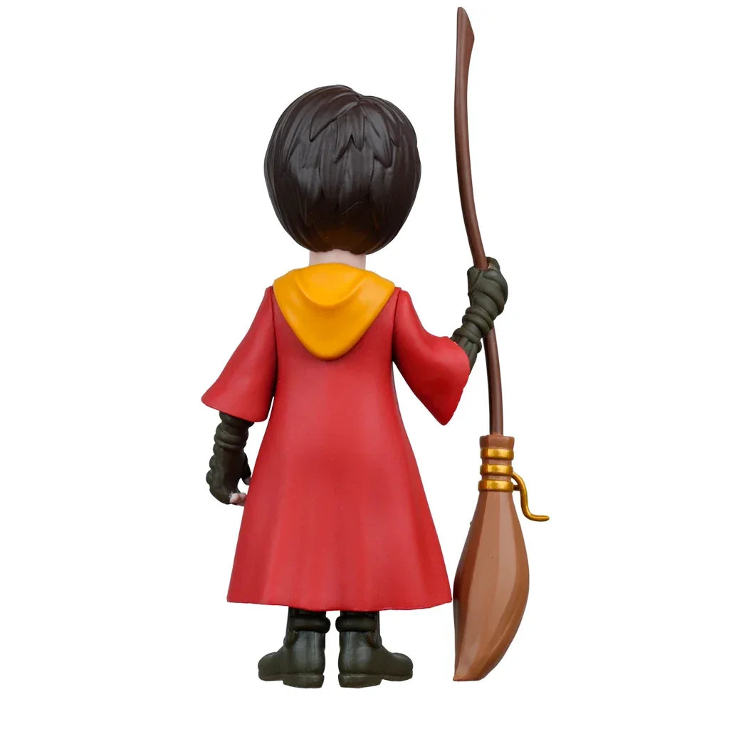 Rückansicht einer Harry Potter Figur in roter Robe mit Besen