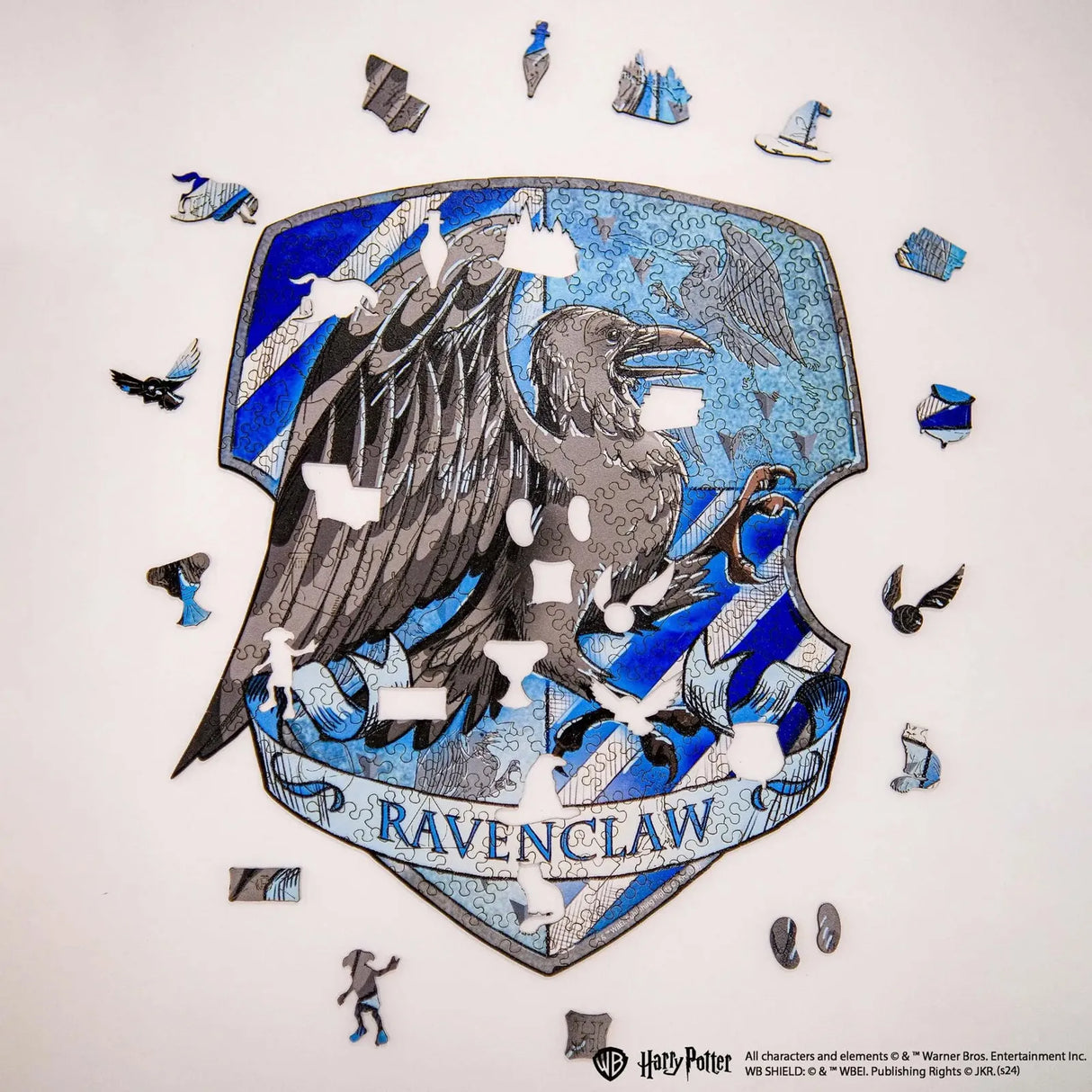 Ravenclaw Wappen Puzzle mit fehlenden Teilen und verstreuten Puzzleteilen