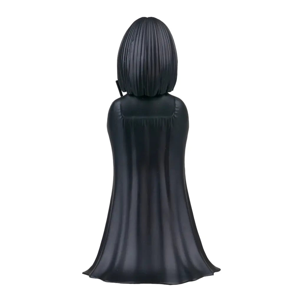 Rückansicht einer schwarzen Figur mit Bob-Frisur und langem Umhang