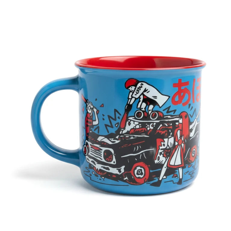 Blaue Tasse mit rotem Rand und Griff, darauf eine Illustration von Menschen, die ein Auto reparieren
