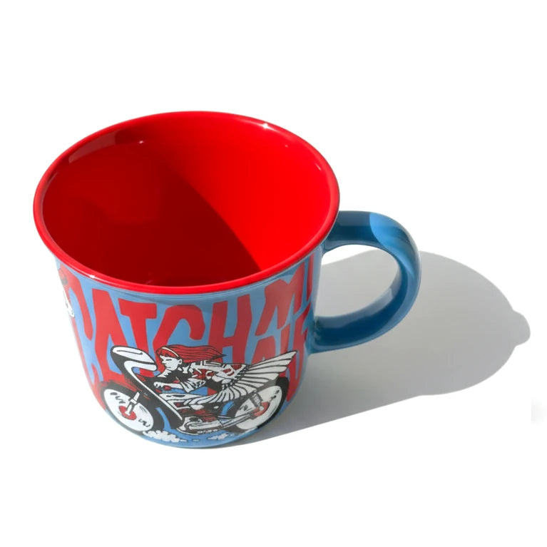 Rote und blaue Tasse mit Motorradfahrerin und Flügeln