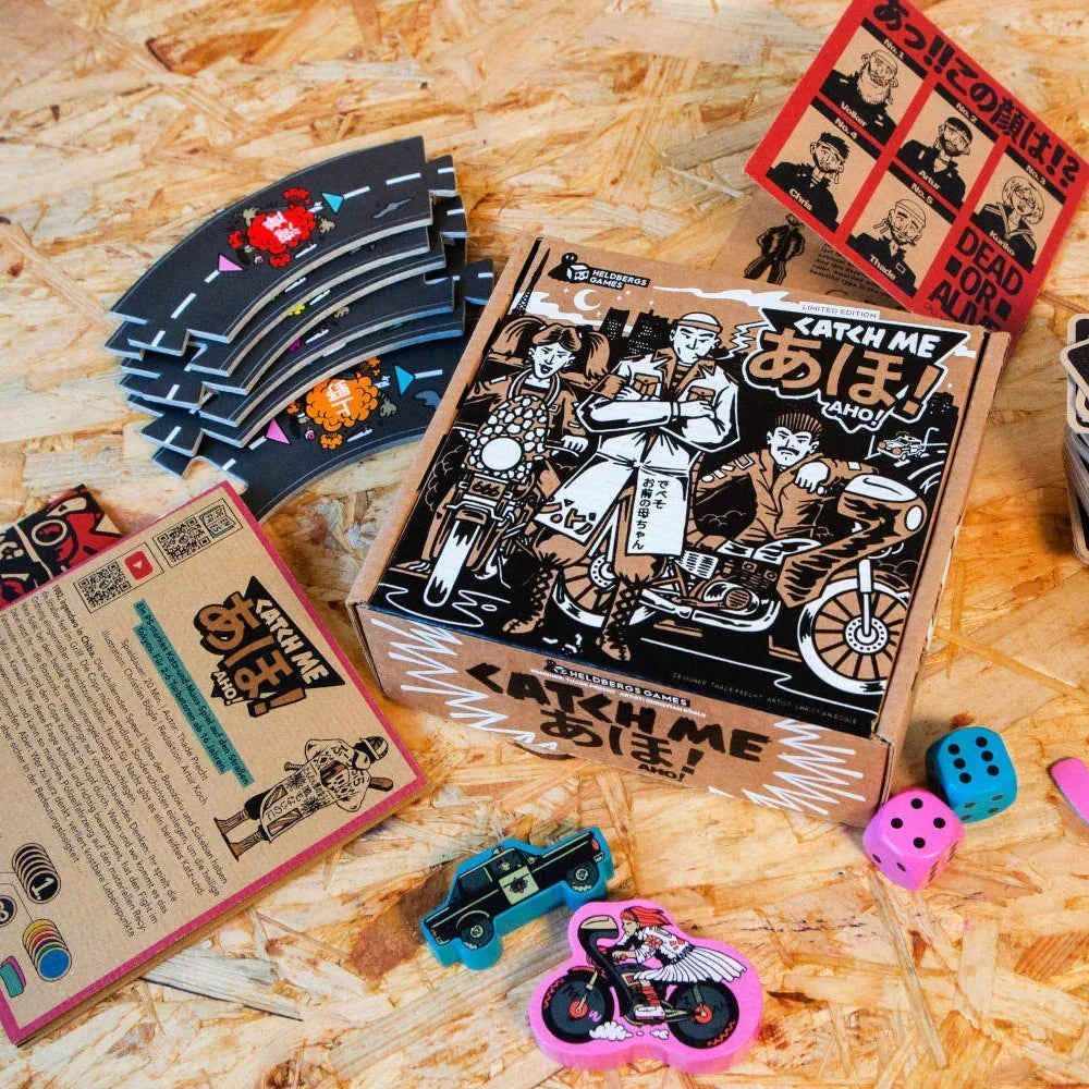 Brettspiel Catch Me Aho mit Spielsteinen, Würfeln und Spielkarten auf Holztisch