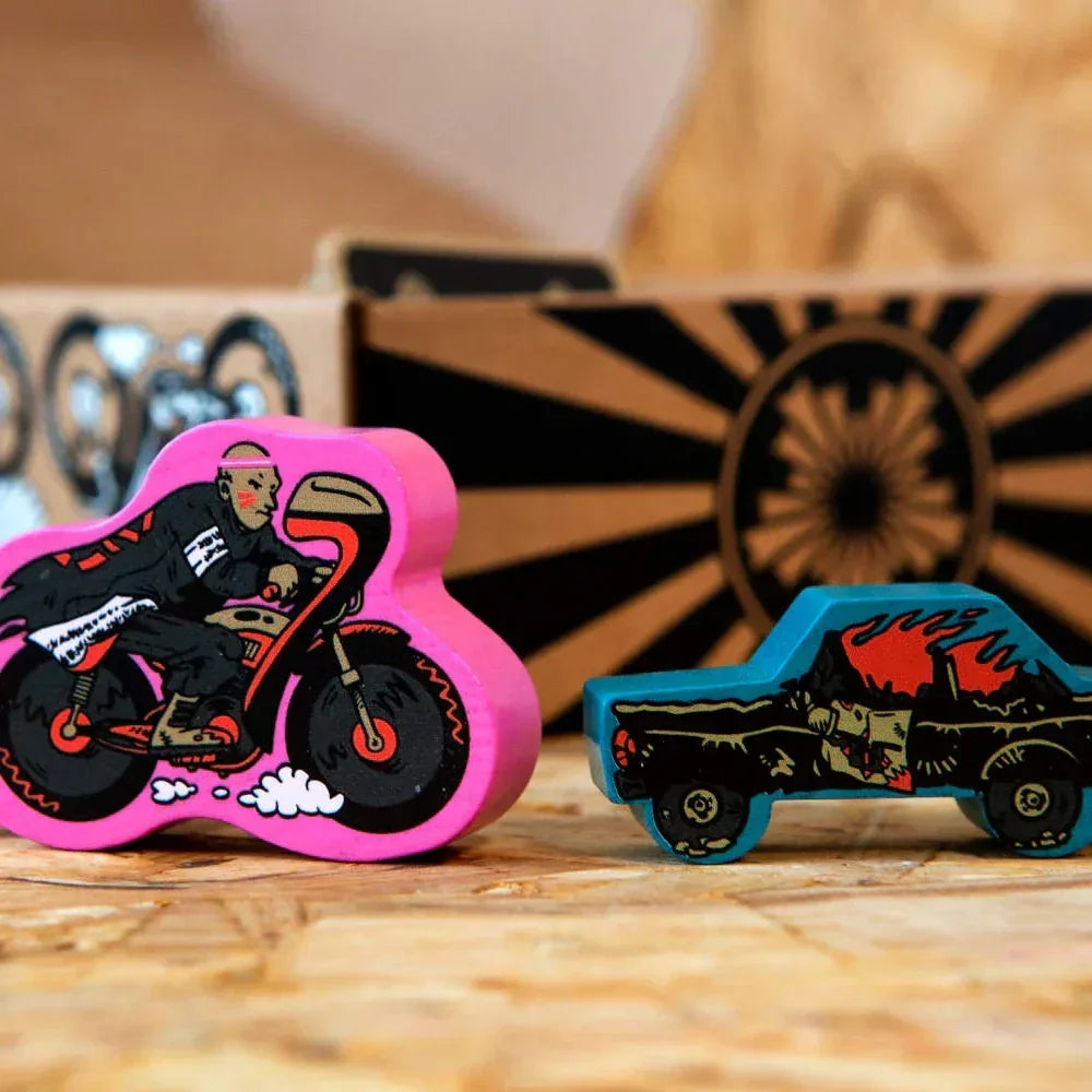 Rosa Motorrad und blauer Pickup-Truck mit Flammen