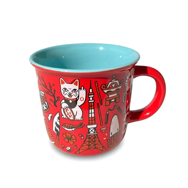 Rote Tasse mit blauer Innenseite und japanischen Motiven wie Maneki-Neko, Tokyo Tower und Sushi