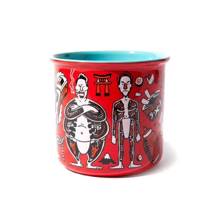 Rote Tasse mit japanischen Motiven, darunter ein Sumoringer und ein Mann mit Tätowierungen