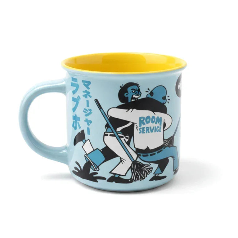 Hellblaue Tasse mit gelbem Rand und Cartoon-Illustration von zwei Männern, die sich streiten