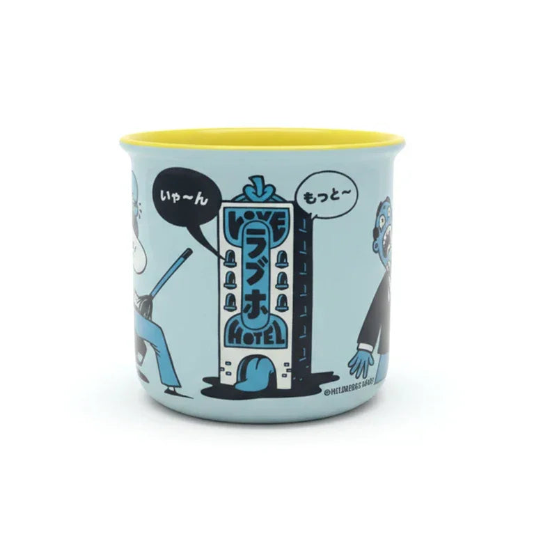 Hellblaue Tasse mit gelbem Rand und japanischem Love Hotel Schild mit Comicfiguren