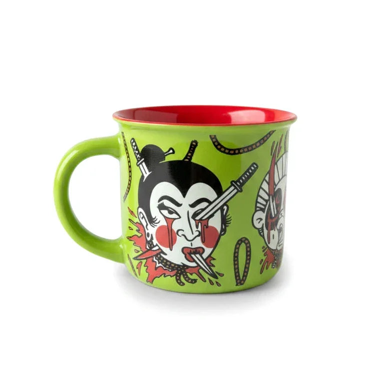 Grüne Tasse mit rotem Rand und japanischem Tattoo-Design einer Frau mit Schwert durch den Kopf