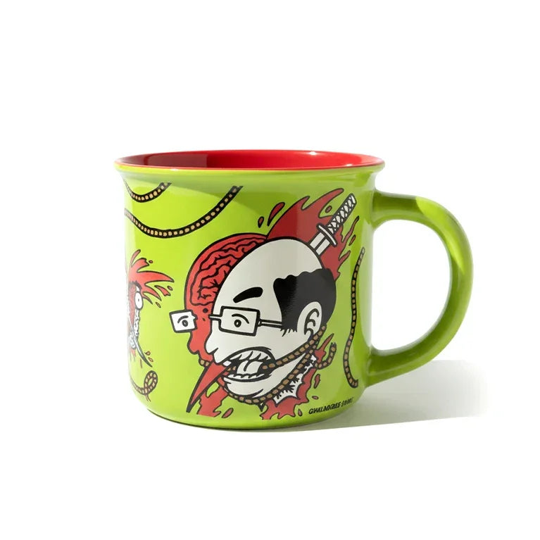 Grüne Tasse mit rotem Rand und Henkel, bedruckt mit einem Cartoon-Kopf, dem ein Schwert durch den Kopf geht