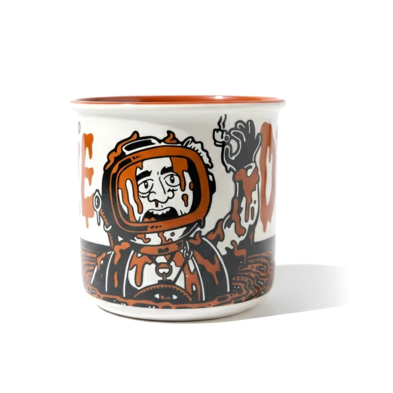 Tasse mit einem Cartoon-Astronauten, der in Kaffee ertrinkt und eine Tasse Kaffee hält