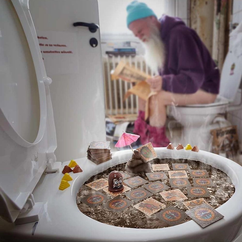 Ein Mann liest auf der Toilette, während ein Brettspiel in der Toilettenschüssel gespielt wird