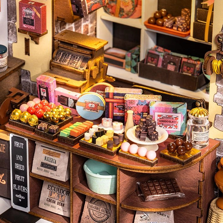 Miniatur-Süßwarenladen mit Schokolade, Pralinen und Kakaobohnen
