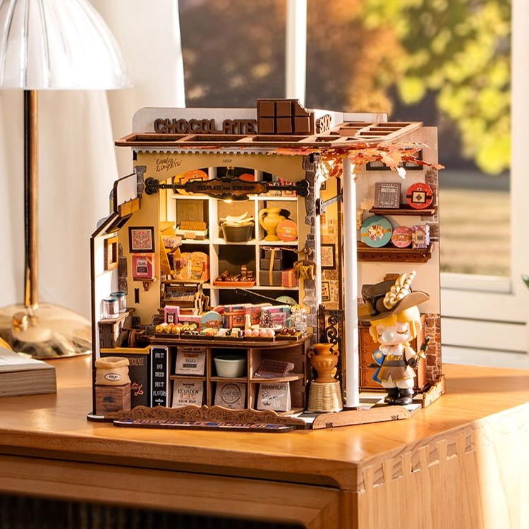 Miniatur-Schokoladenladen mit Regalen voller Süßigkeiten und einer kleinen Figur