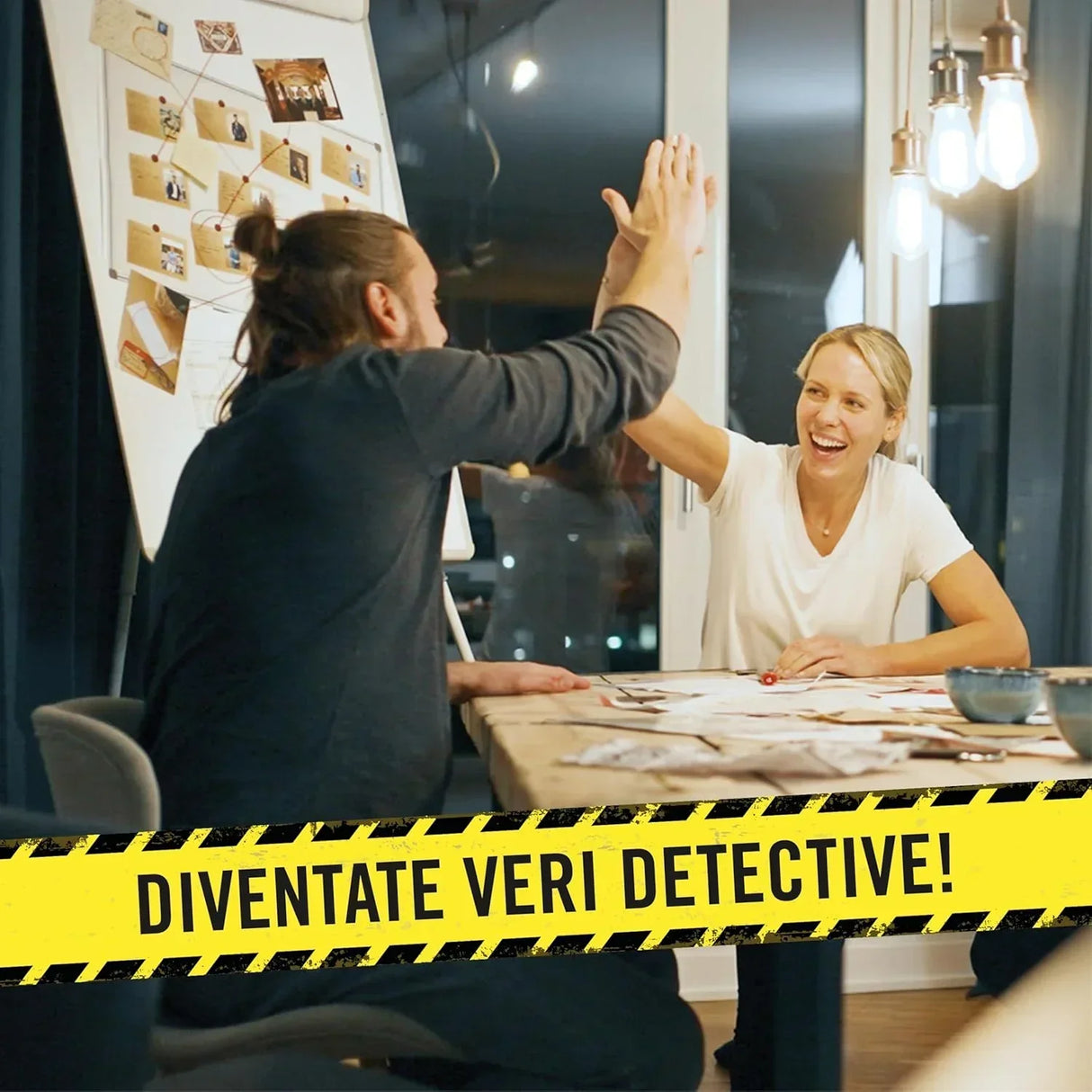Zwei Personen geben sich am Tisch vor einem Ermittlungsboard ein High Five