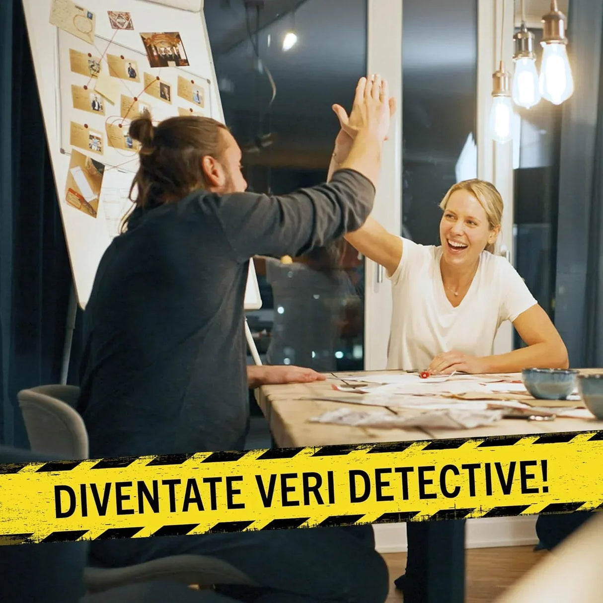 Zwei Personen geben sich High Five ĂŒber einem Tisch mit Hinweisen und einer Detektivtafel im Hintergrund