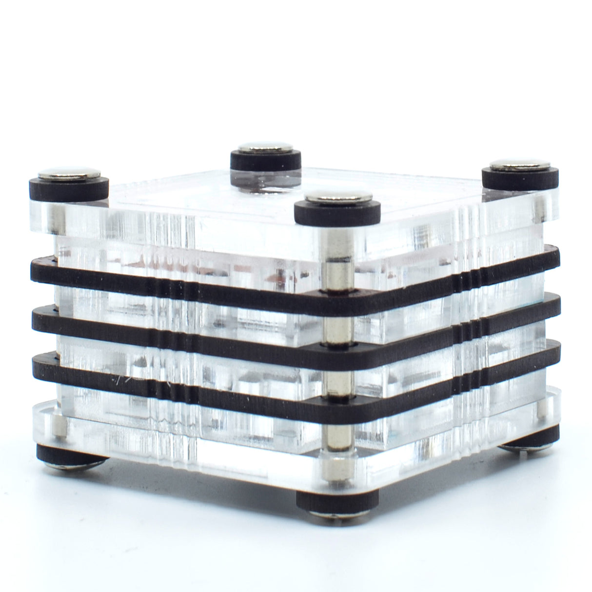 Quadratischer Acrylblock mit schwarzen Zwischenschichten und Metallschrauben