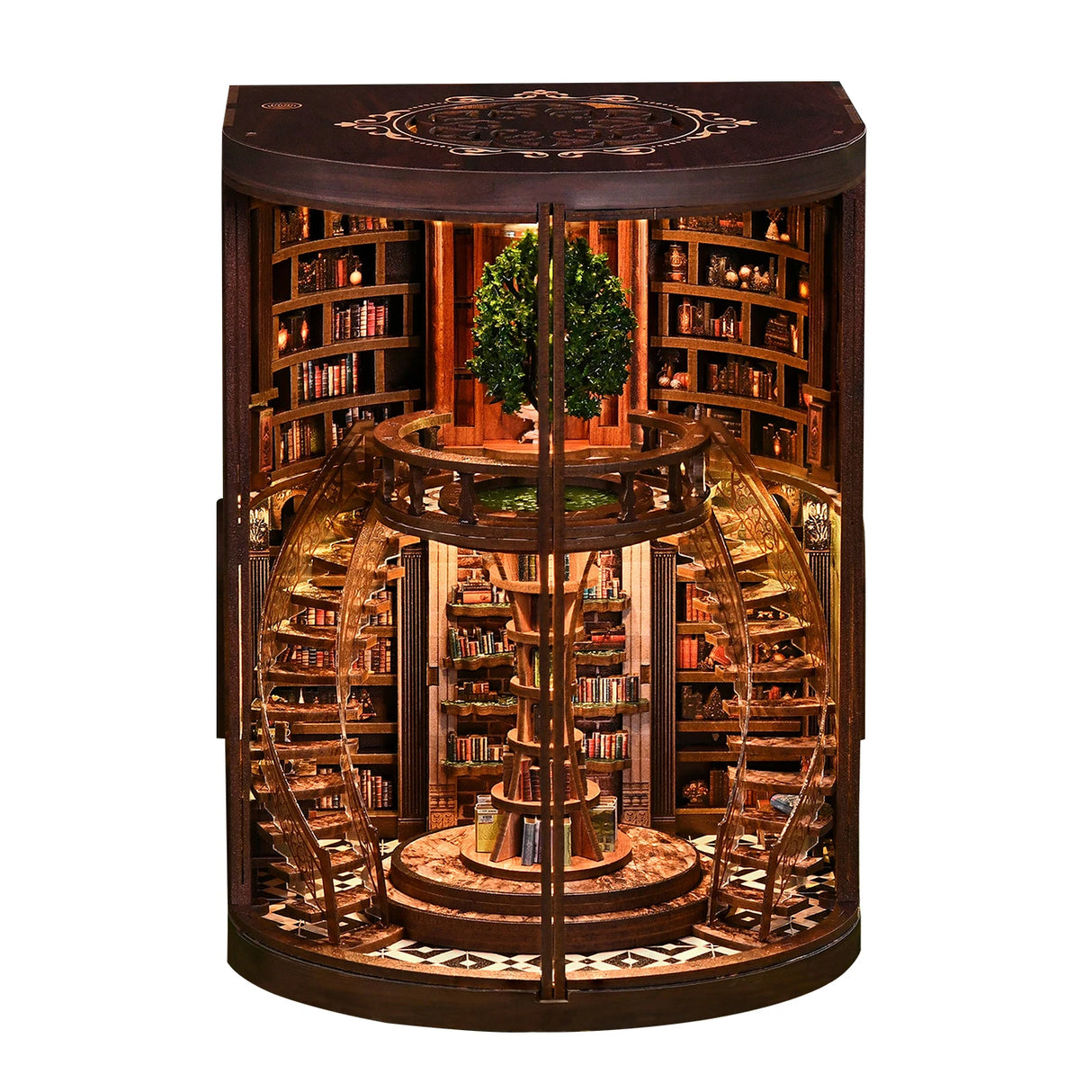 Miniatur-Bücherregal mit Wendeltreppe und Baum in der Mitte