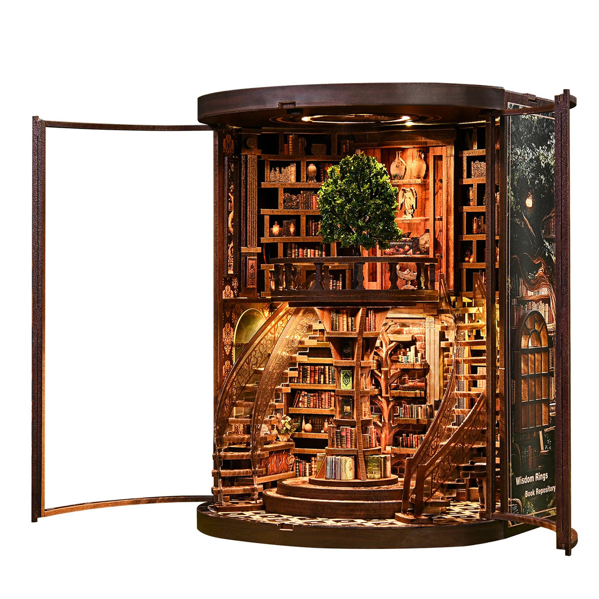 Miniatur-Bücherregal mit Wendeltreppe und Baum in der Mitte