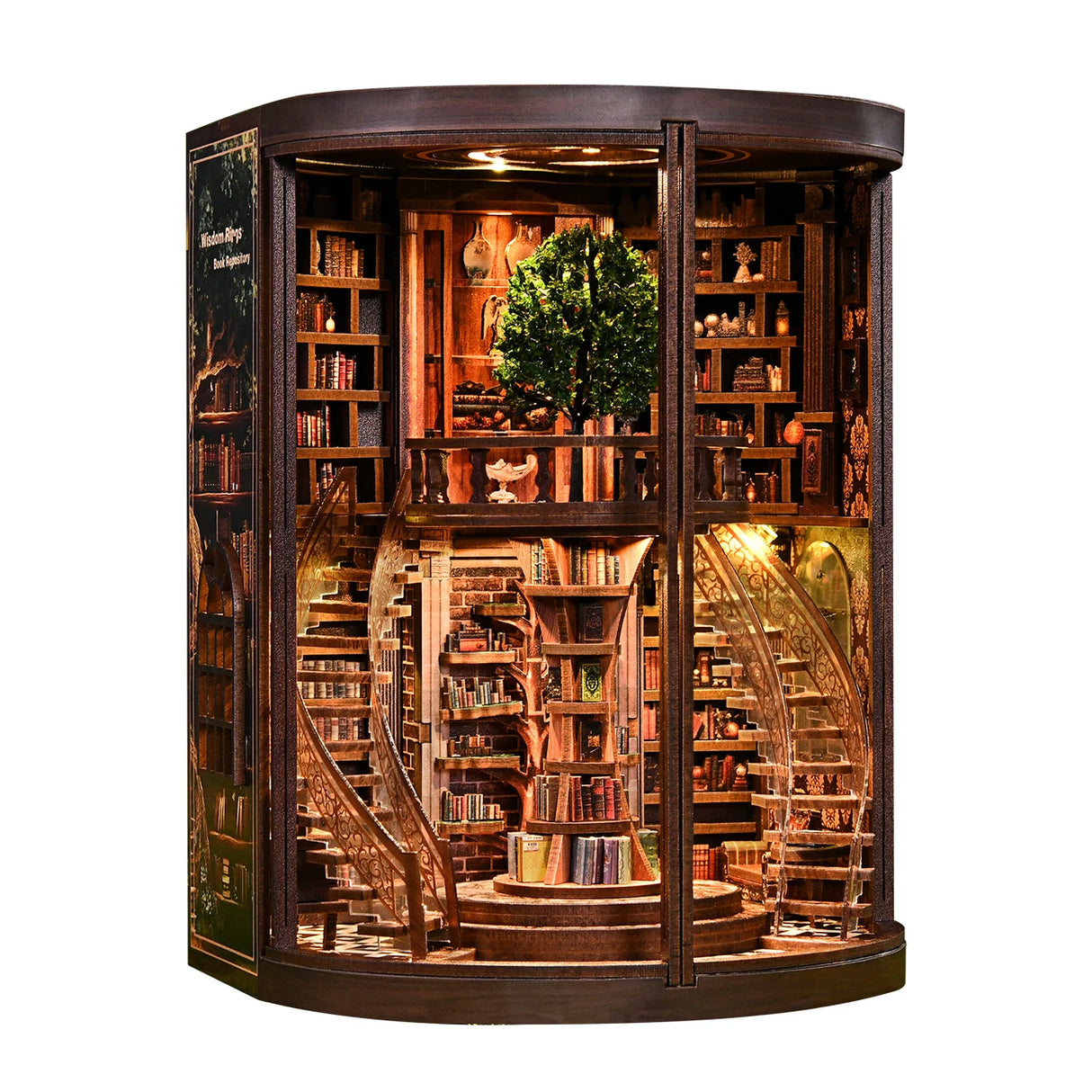 Miniatur-Bücherregal-Diorama mit Wendeltreppen und einem Baum in der Mitte