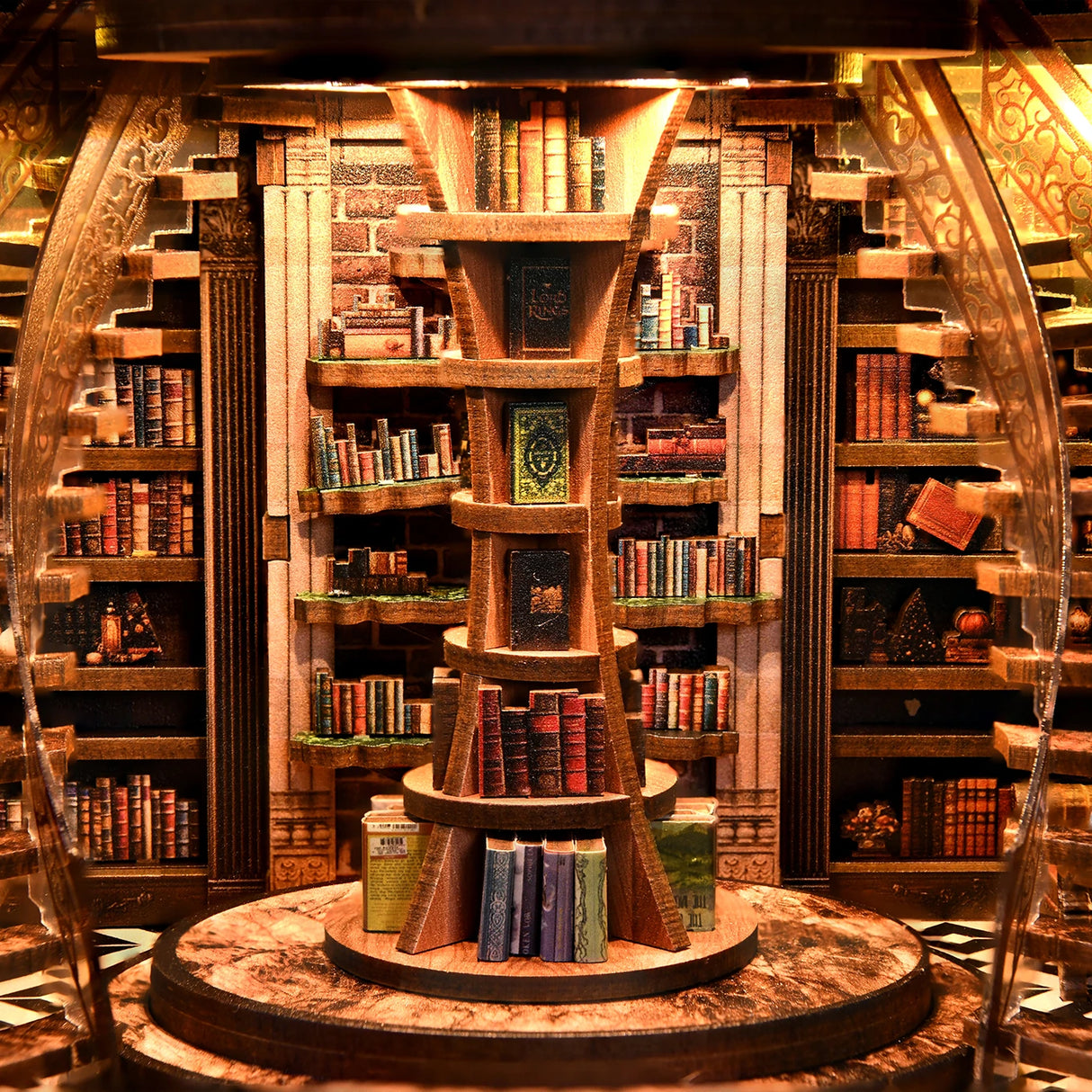 Miniatur-Bibliothek mit Bücherregalen und einer zentralen runden Bücherpyramide