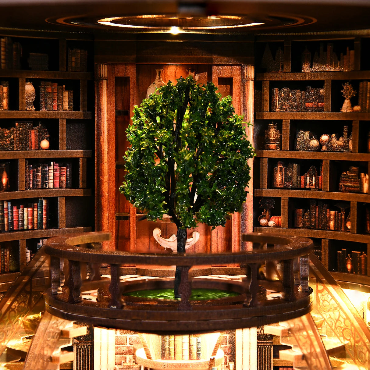Ein Miniatur-Baum in der Mitte eines runden Balkons, umgeben von Bücherregalen