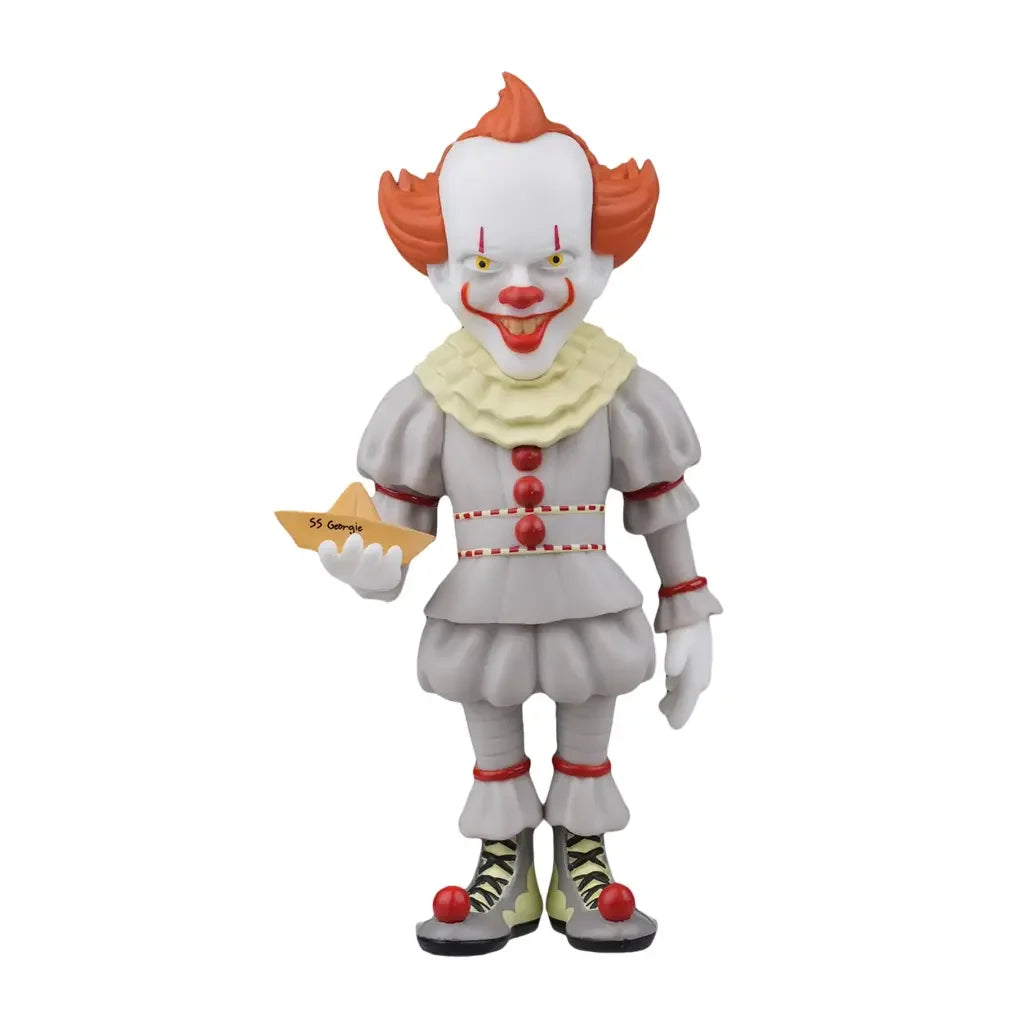 Pennywise Figur mit rotem Haar und einem Papierboot in der Hand