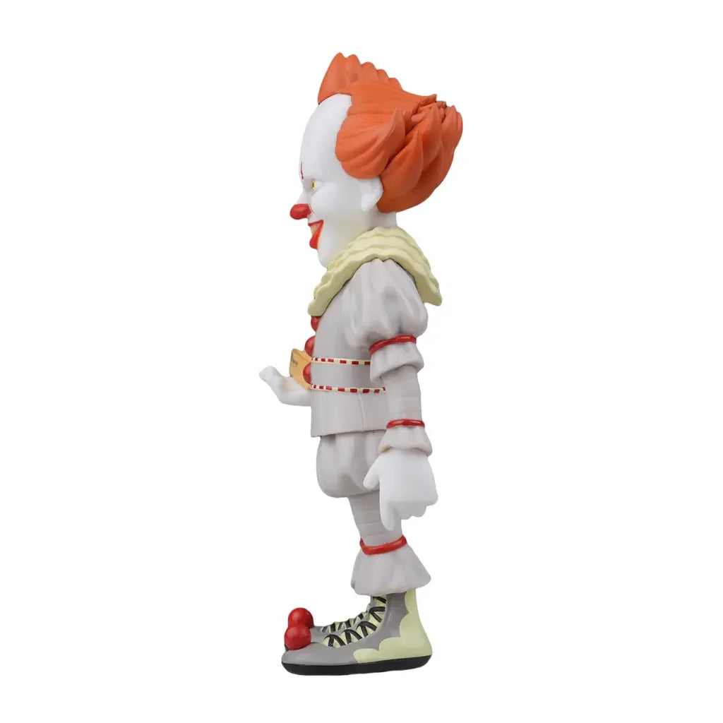 Pennywise Figur im Profil, mit rotem Haar, weißem Gesicht, roter Nase und rotem Mund, in grauem Kostüm