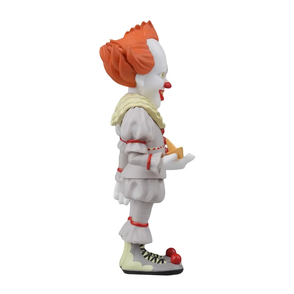 Pennywise Figur mit rotem Haar und weißem Kostüm, hält ein gelbes Papierboot
