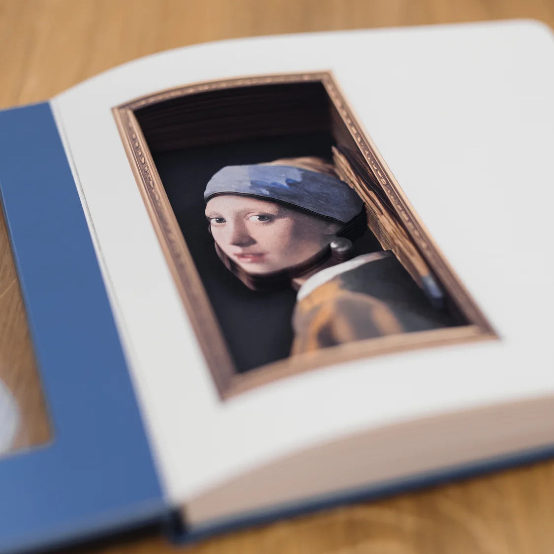 Das Mädchen mit dem Perlenohrring als Pop-up-Bild in einem Buch