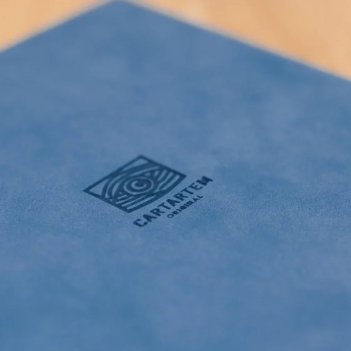Cartartem Original Logo auf blauem Hintergrund