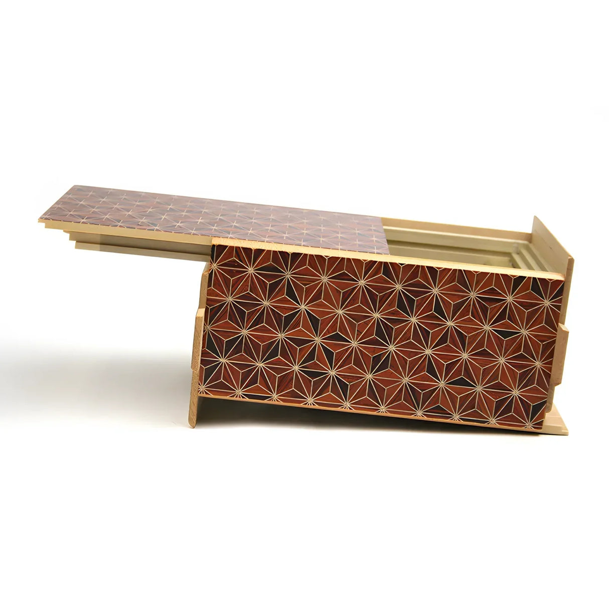 Holzkästchen mit geometrischem Intarsienmuster und teilweise geöffnetem Schiebedeckel