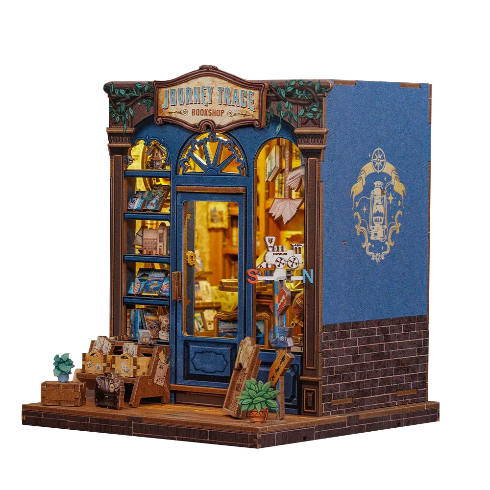 Miniatur-Buchhandlung mit blauer Fassade und braunen Akzenten, beleuchteten Fenstern und kleinen Pflanzen