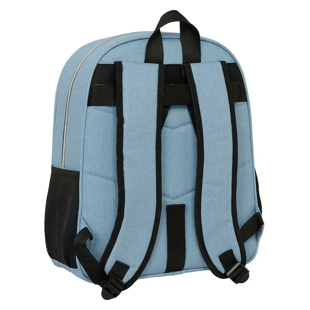 Rückseite eines hellblauen Rucksacks mit schwarzen Trägern und einem Netzfach an der Seite