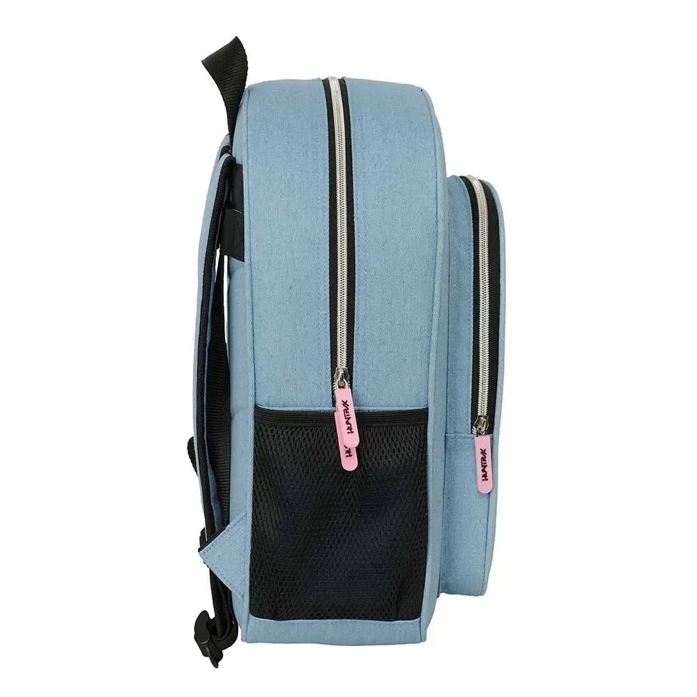 Hellblauer Rucksack mit schwarzen Reißverschlüssen und pinken Anhängern