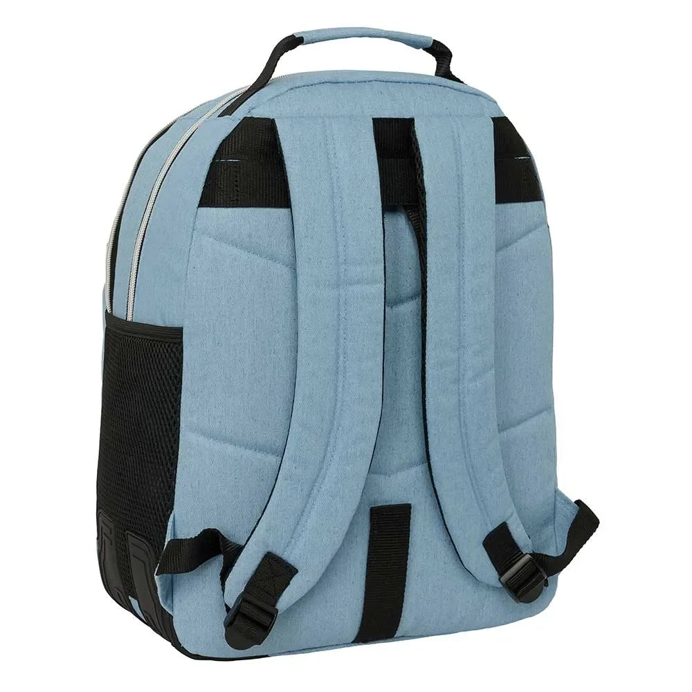 Rückseite eines hellblauen Rucksacks mit schwarzen Trägern und Netzseitentasche