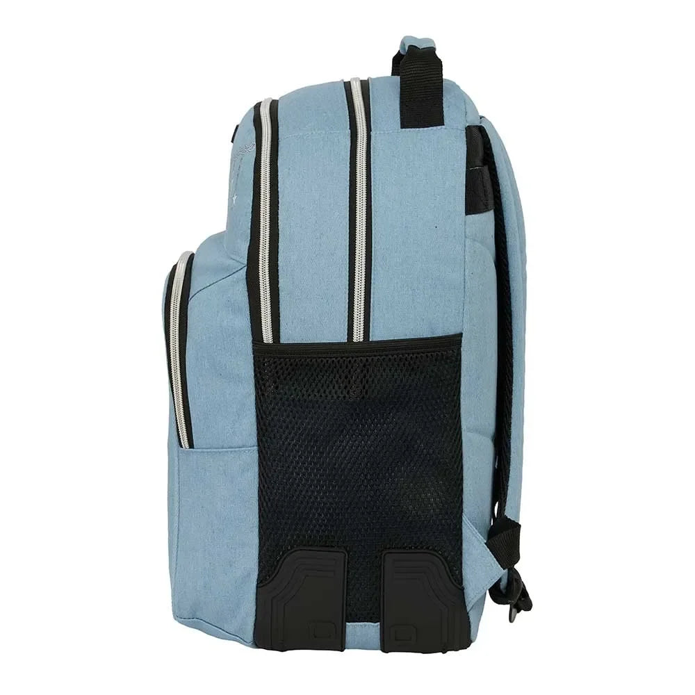 Hellblauer Rucksack mit schwarzen Reißverschlüssen und Netztasche