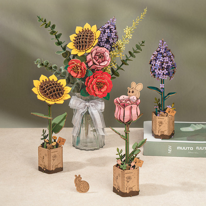 Dekorative Blumenarrangements aus Holzbausätzen mit Sonnenblumen Rosen und Flieder in kleinen Töpfen