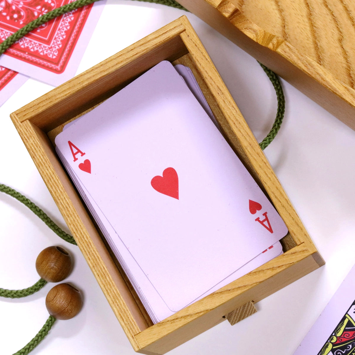 Herz Ass Spielkarte in einer offenen Holzschachtel