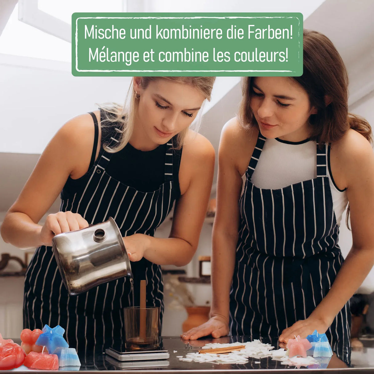 Zwei Frauen gießen geschmolzenes Wachs in einen Kerzenbehälter