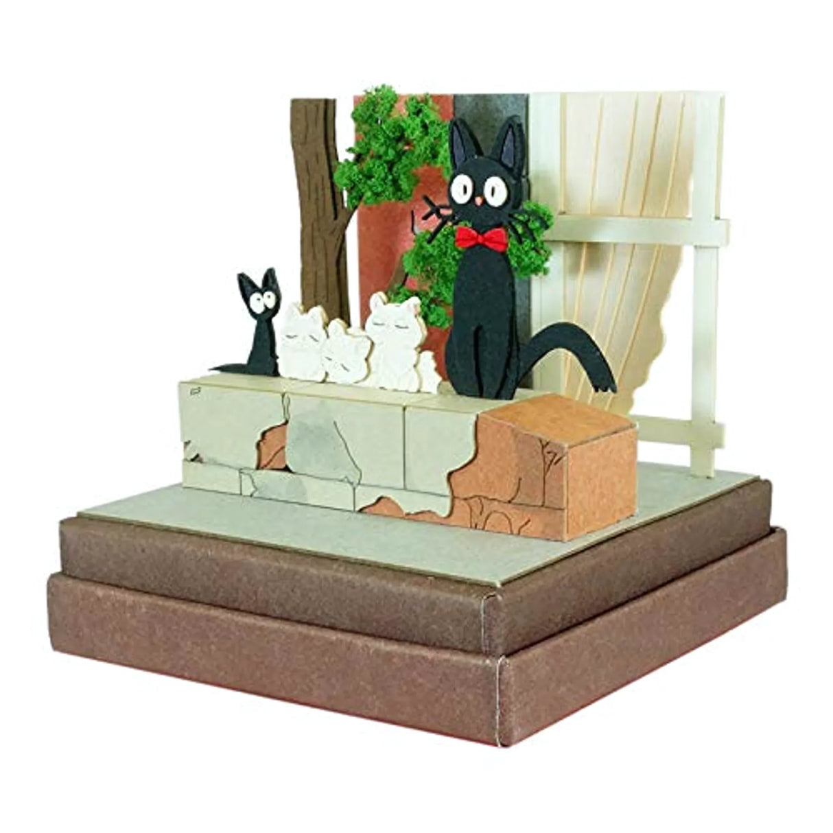 Diorama mit schwarzer Katze mit roter Fliege, zwei kleinen weißen Kätzchen und einem schwarzen Kätzchen