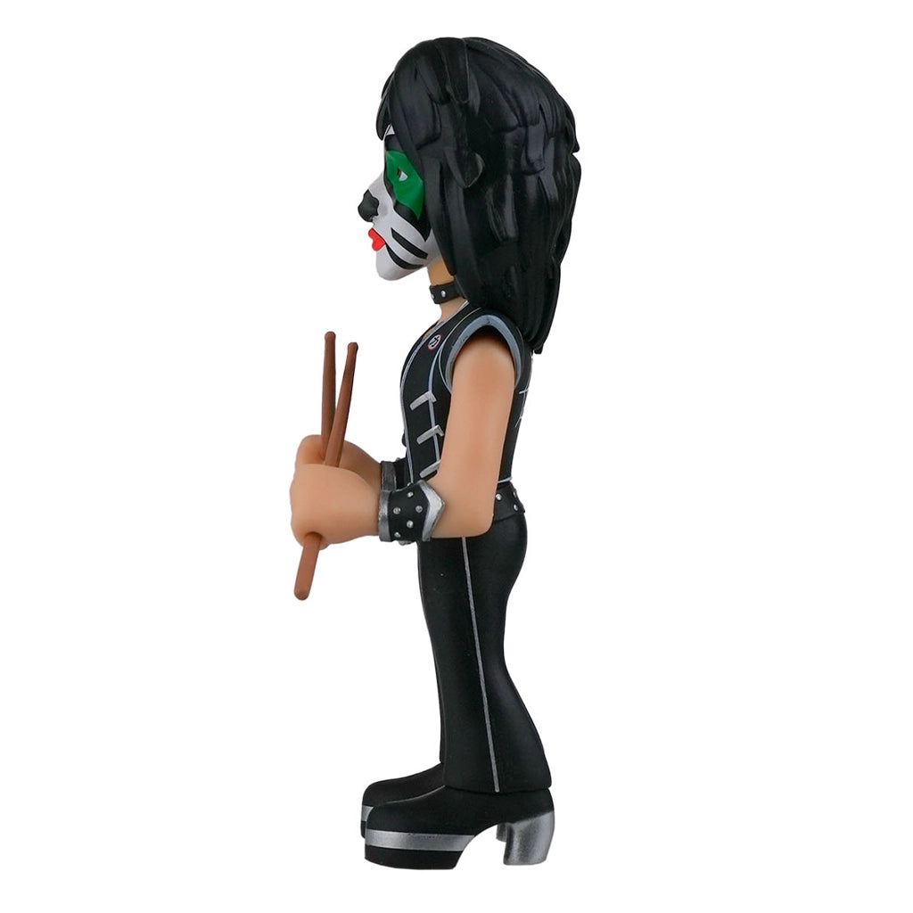 Kiss Schlagzeuger Spielfigur mit schwarz-weißer Schminke und Trommelstöcken in der Seitenansicht