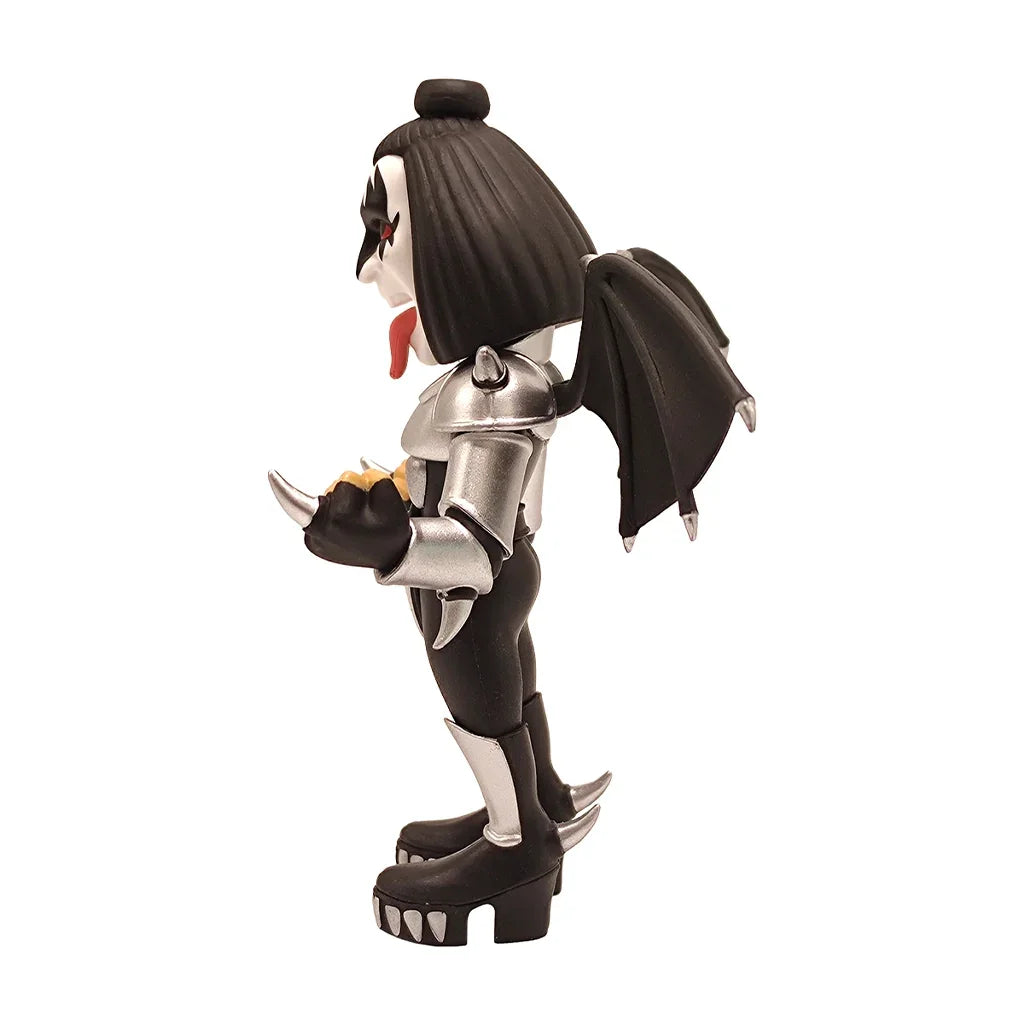 Kiss Gene Simmons Vinylfigur in silberner Rüstung mit schwarzen Flügeln von der Seite